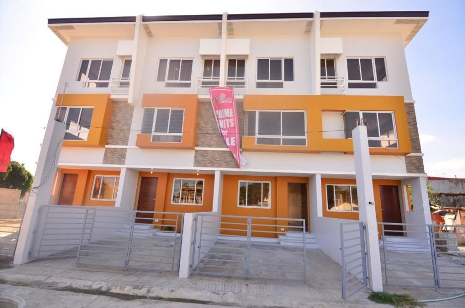 For Sale 3 Storey Town House in Pulang Lupa Village Las Piñas NB