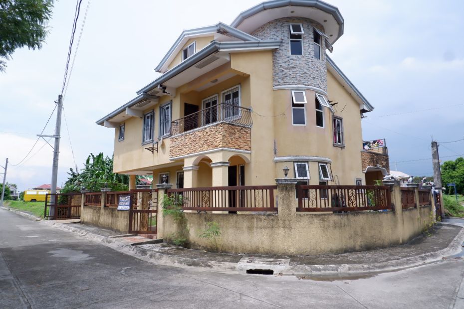 Foreclosed House And Lot Along Aguinaldo Highway Imus