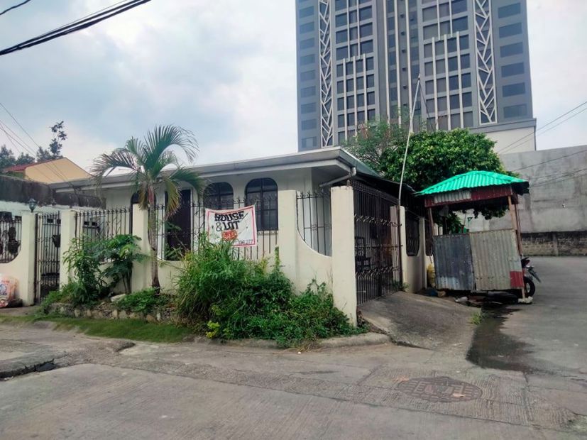 For Sale Old Bungalow 3 Bedroom, 2 Toilet and Bath House in Las Piñas City