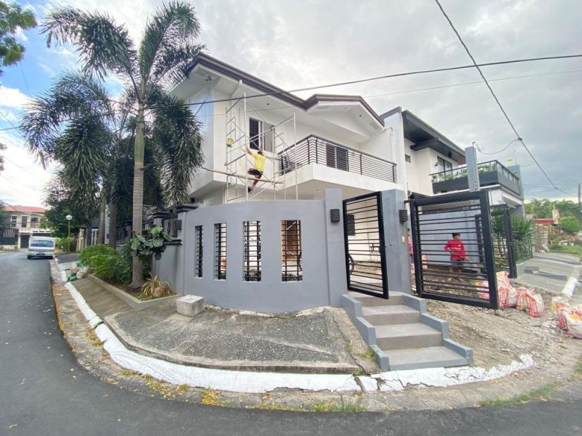 Fully Renovated Corner House and Lot for sale in Betterliving, Parañaque