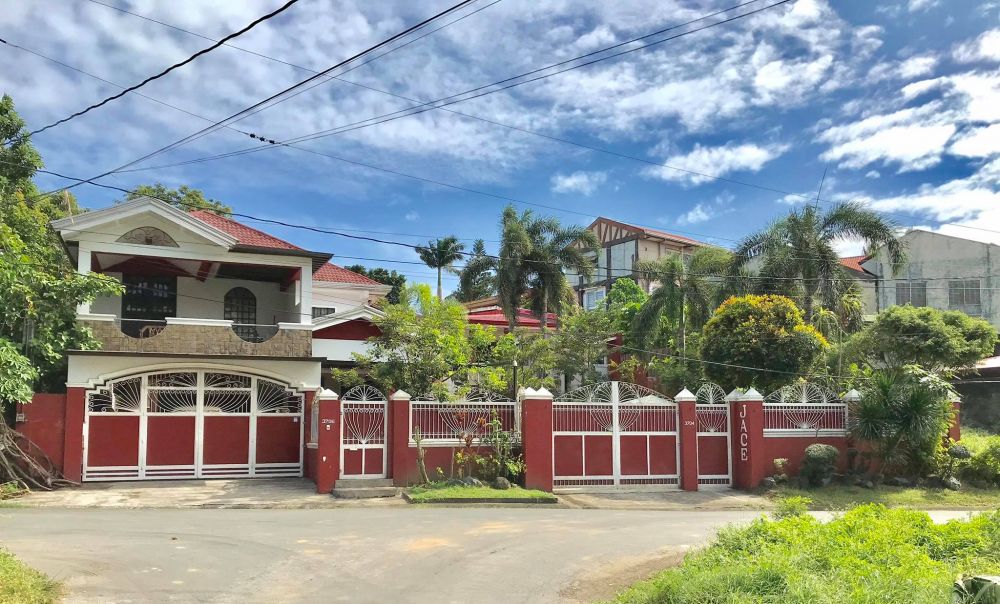 For Sale 2-Storey House And Lot With Garden And Events Place In Caloocan