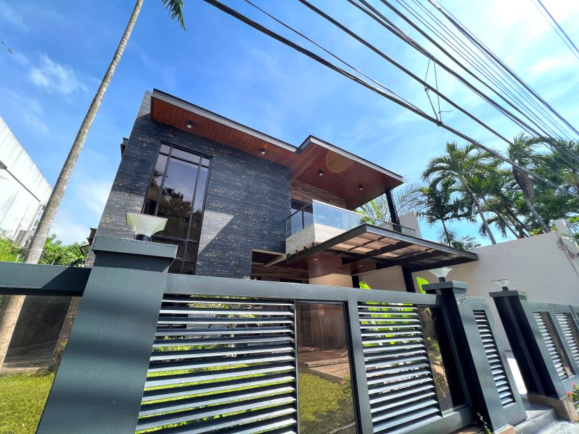 Stately Intimate House and Lot For Sale In Marcelo Green Village, Parañaque City