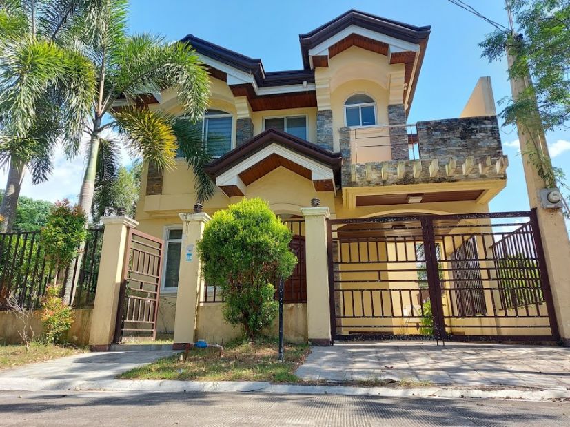 2 Storey House With Extra Lot for Sale At Palisades in Estefania, Bacolod