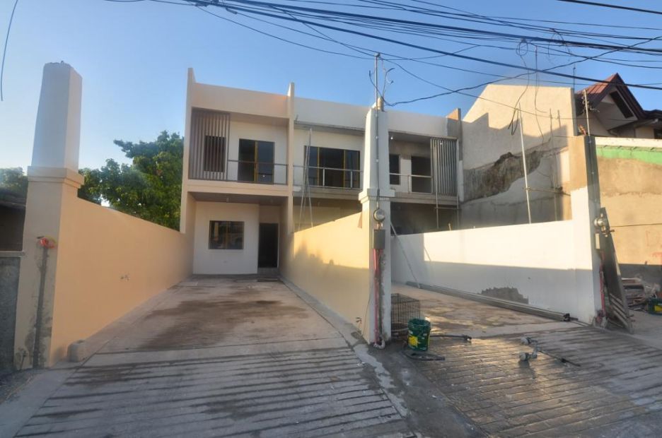 For Sale Spacious 2 Storeys Triplex House in Soldiers Hills 2, Las