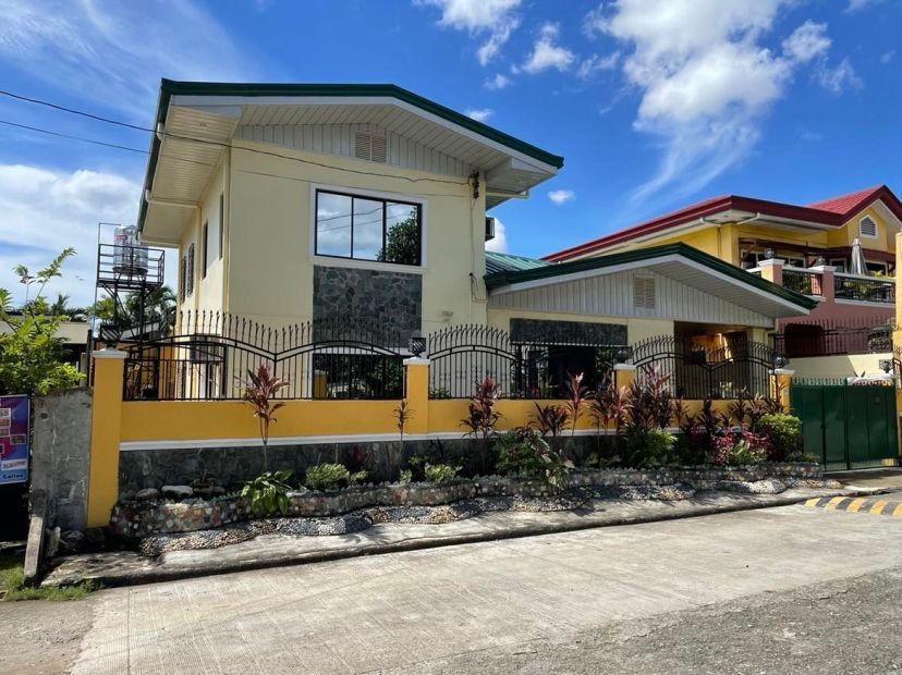 House For Sale in Cebu City, Gated in Banilad close to malls, Priced to