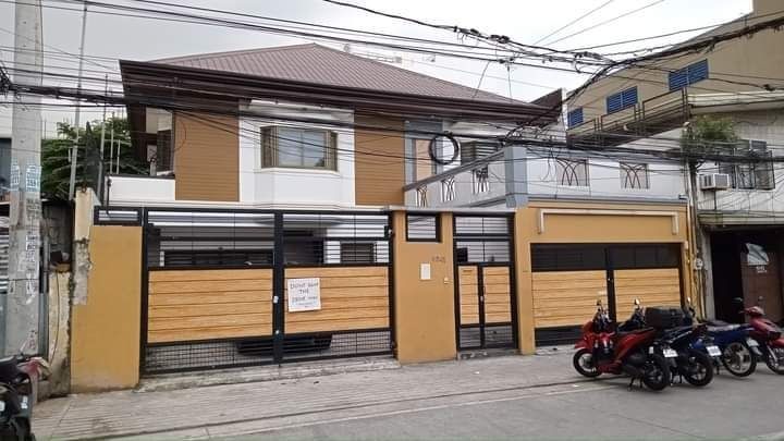 House For Rent in Makati 4 Bedrooms Good for Family or Staffhouse