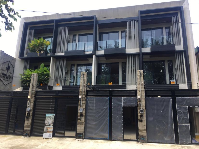 Mandaluyong Townhouse Brgy New Zañiga w/ 4 BR 2 Car Garage w/ Own Gate SD