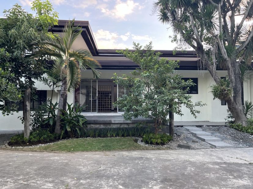 5 Bedrooms House and Lot For Rent in Merville, Parañaque City