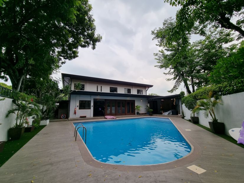 Upscale House and Lot with Swimming Pool in Merville, Parañaque for Sale