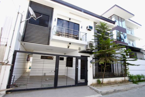 Pre Owned 2 Storey Modern House High Ceiling In Greenwoods Exec