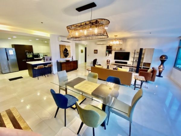 For rent 3 Bedroom Grand Suite Unit with the best views of BGC at the ...