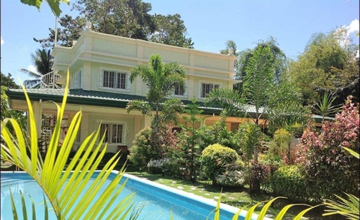 2 Storey House with Swimming Pool and Mountain View for Sale