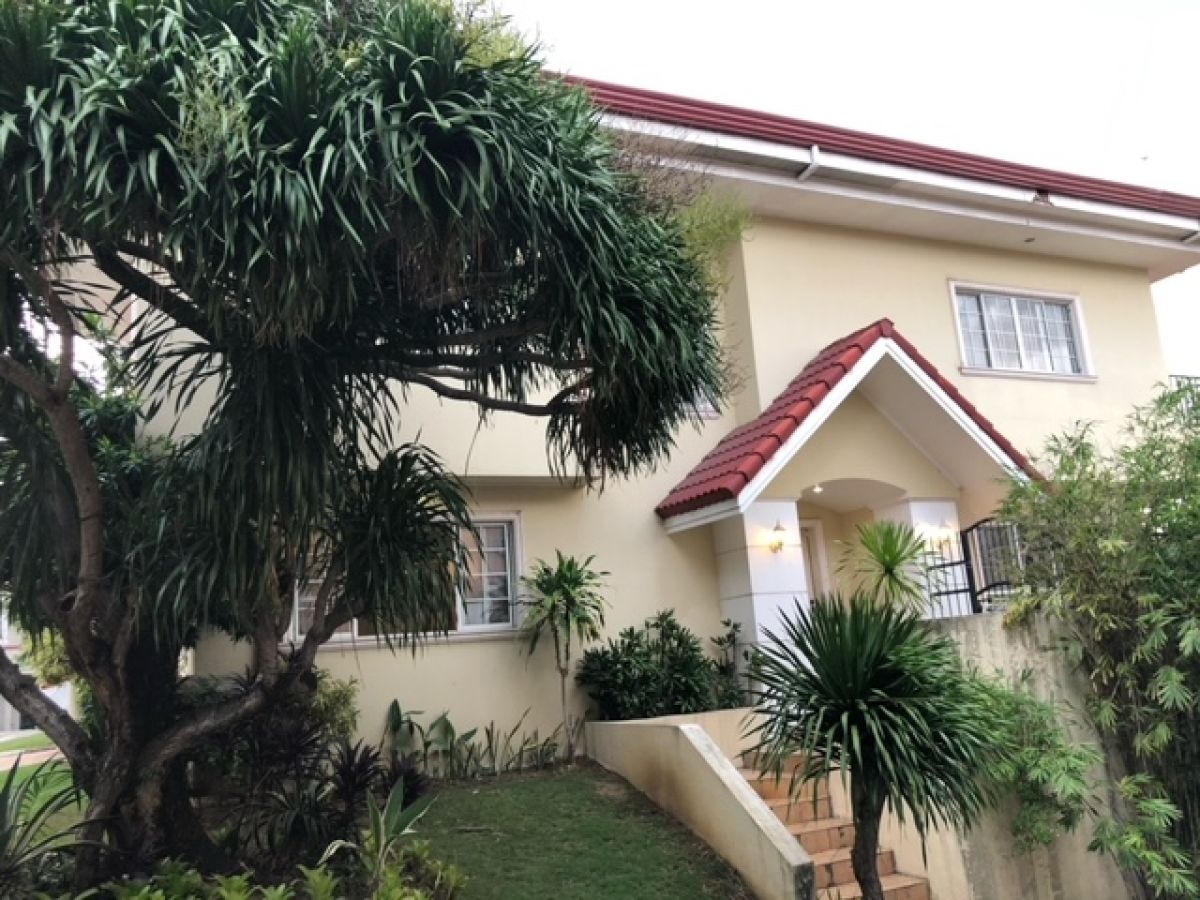 3 Bedroom, 1 Office/Bedroom, 4 Bath house in Villa Terrace Subdivision for rent