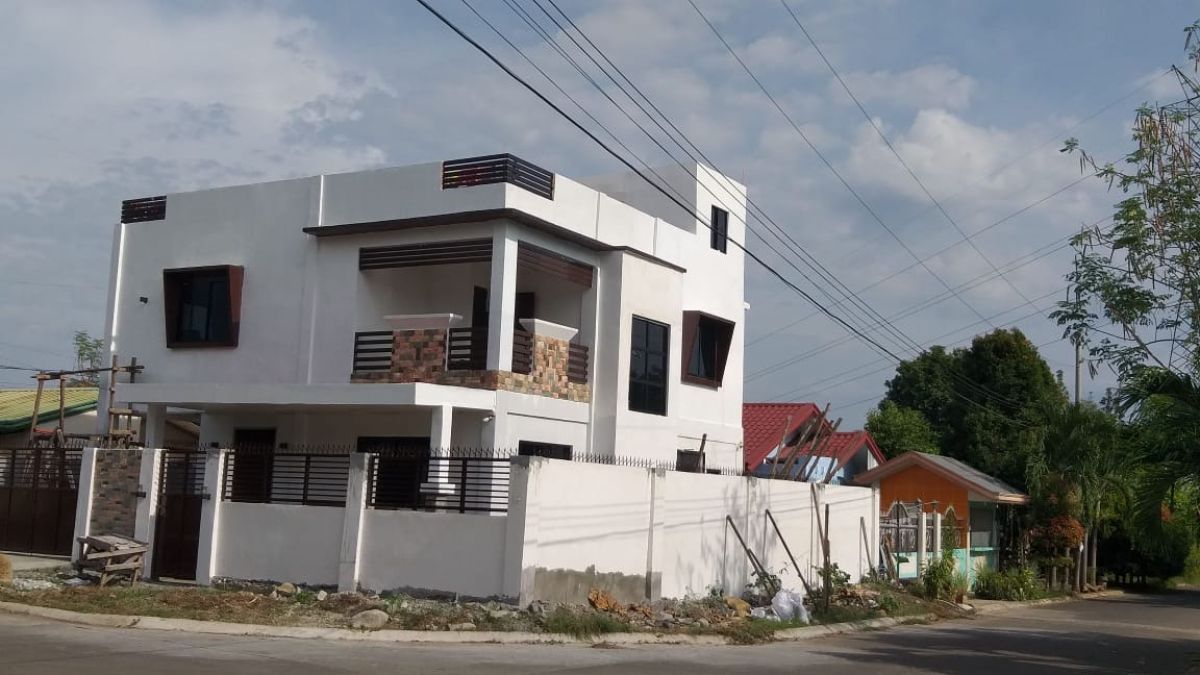 New 2 Storey plus Roof Top 4 Bedroom Single House with 2 Bathrooms