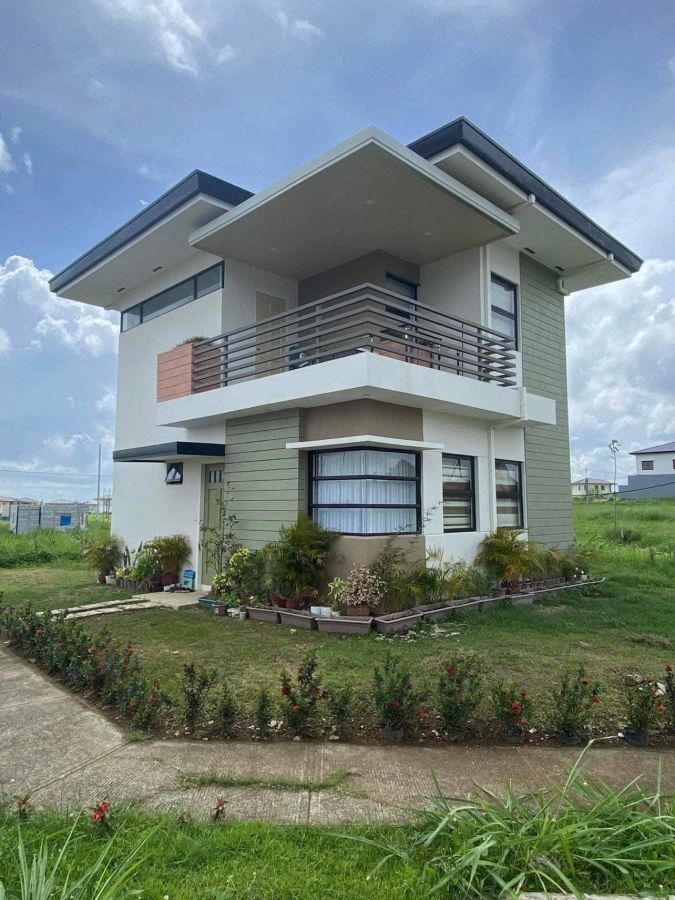 Corner House and Lot in Nuvali Laguna with Mountain and Sea view