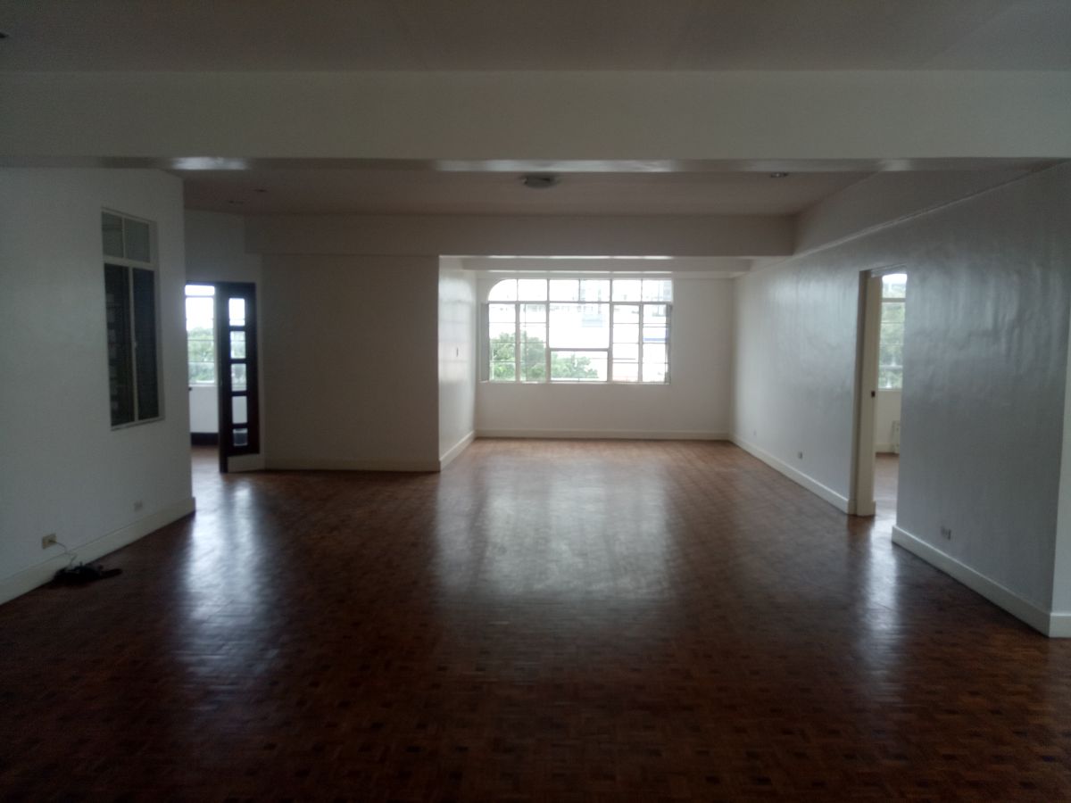 3 BR Large Apartment near LRT Vito Cruz Station and CCP, accessible to Makati