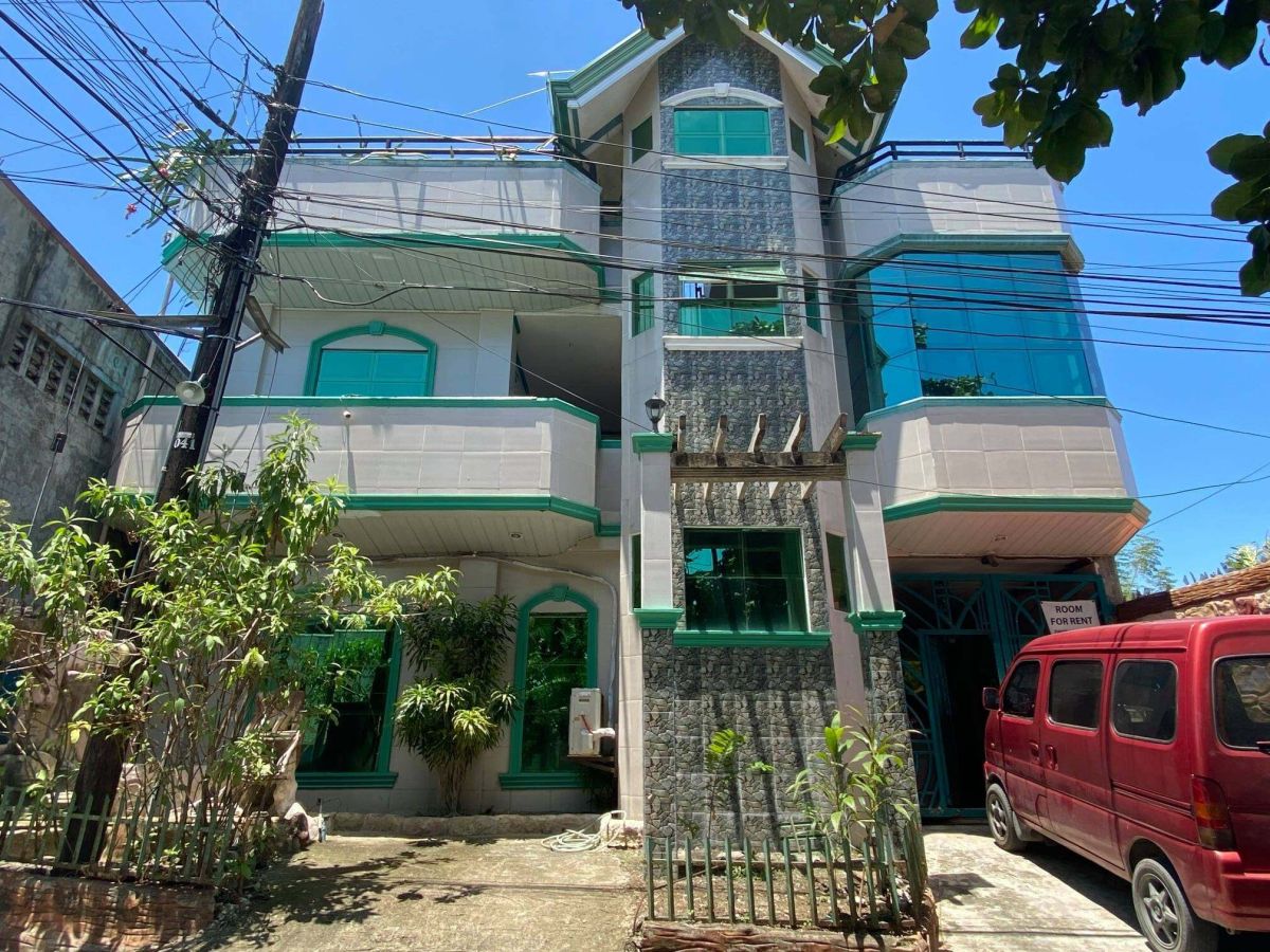 7BR/7CR House Near Mactan Airport In An Exclusive Subdivision