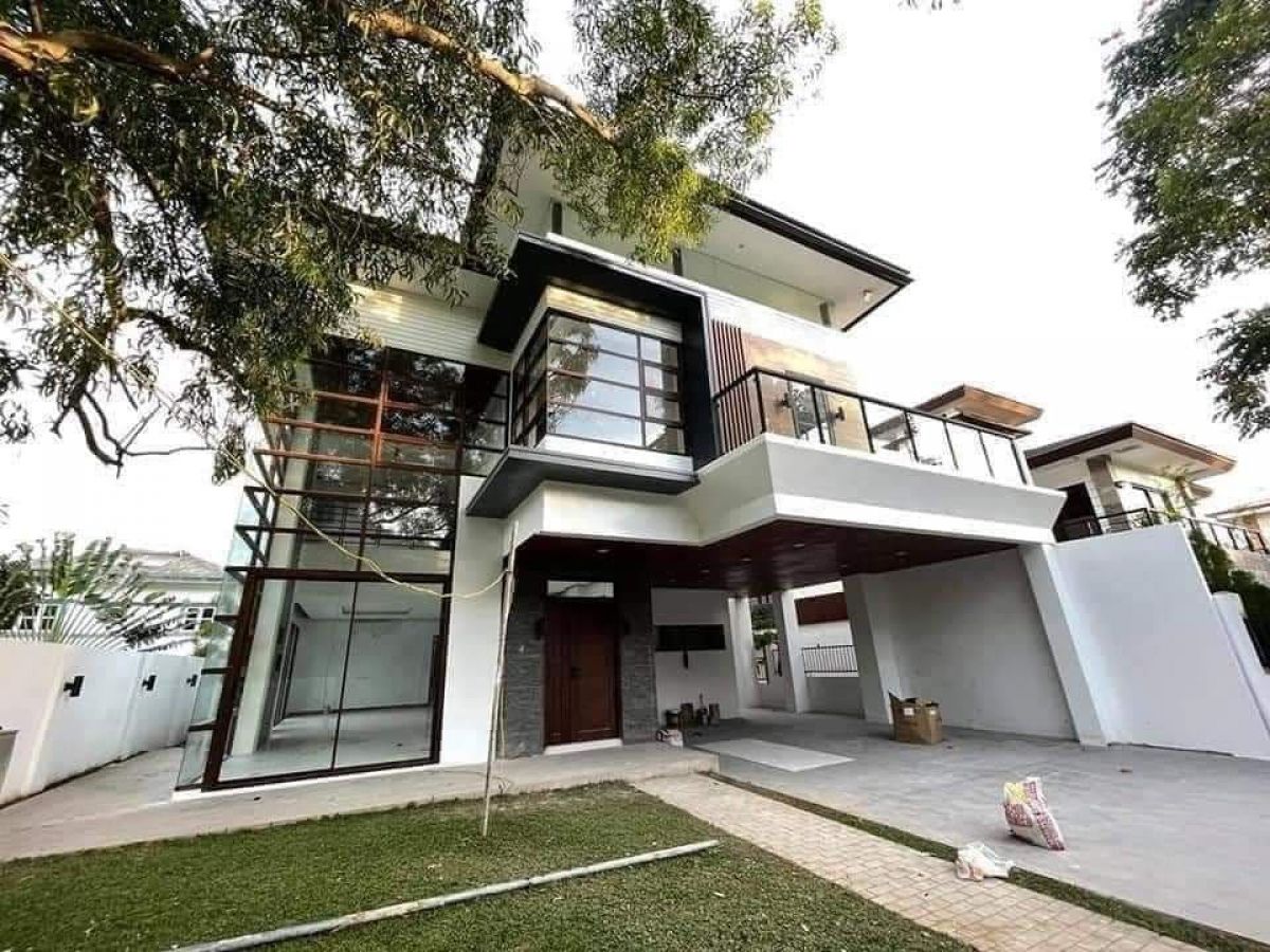 For Sale 2- Storey Modern Tropical House Design in Kishanta Subdivision