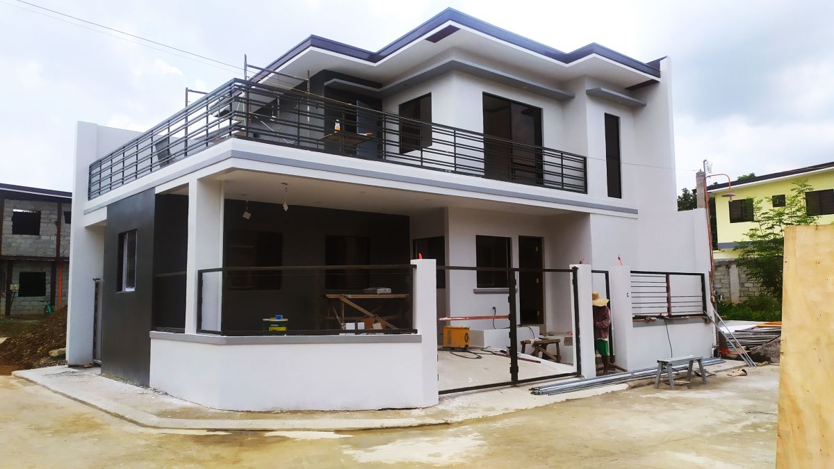 Single attached 3 bedroom house near SM San Mateo and QC
