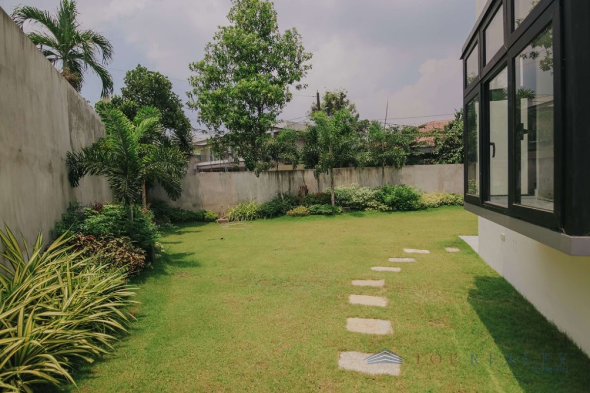 Five Bedroom House and Lot For Sale in White Plains Quezon City