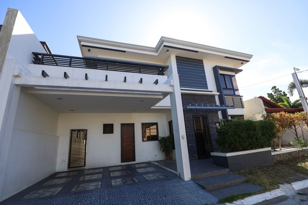 For Rent: 5BR, 2 Storey House & Lot with Balcony at BF Homes Parañaque City