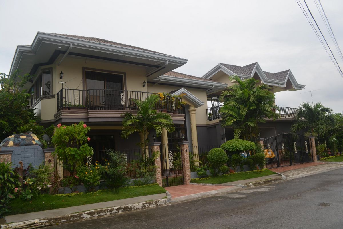 House and lot in Corona Del Mar Talisay furnished, with amenities for Sale P22M