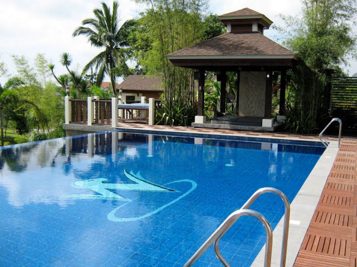 swimming pool house price