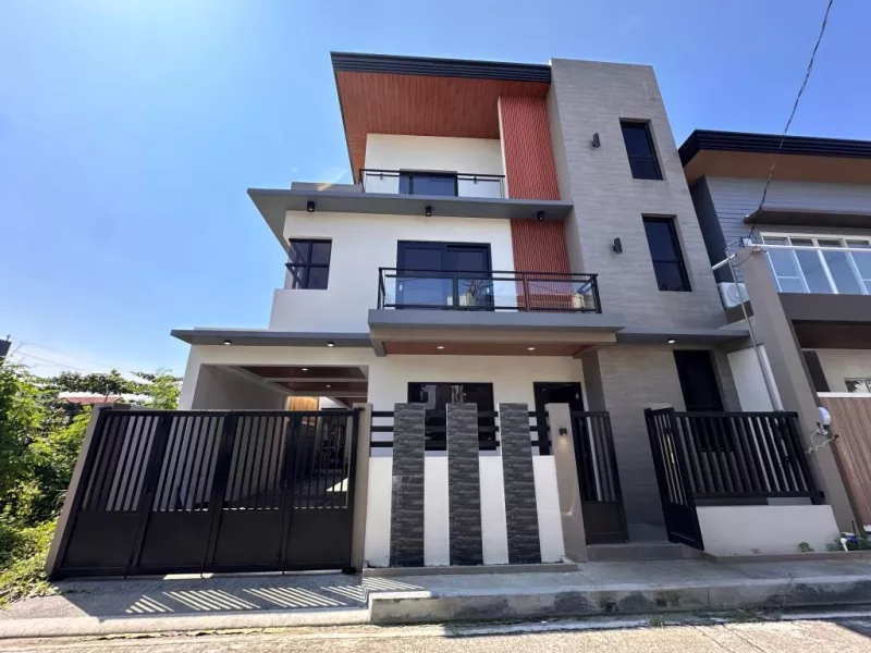 For Sale Beautiful 3 storey House In Greenwoods Executive Village