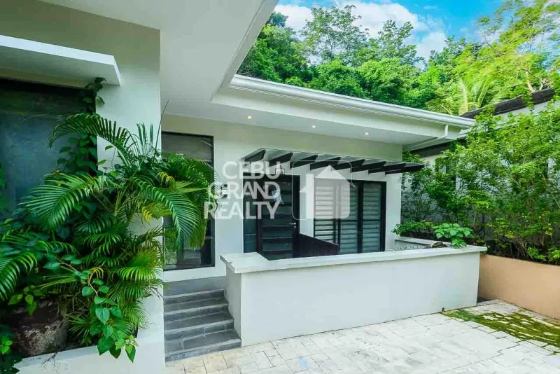 Sleek Modern Home with Expansive Living Areas in Maria Luisa