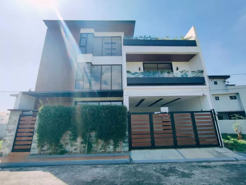 NEWLY MADE ELEGANT MODERN DESIGN 3 STOREY HOUSE FOR SALE IN GREENWOODS