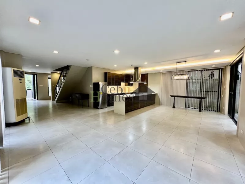 Modern Unfurnished 4 Bedroom House in Maria Luisa for Rent
