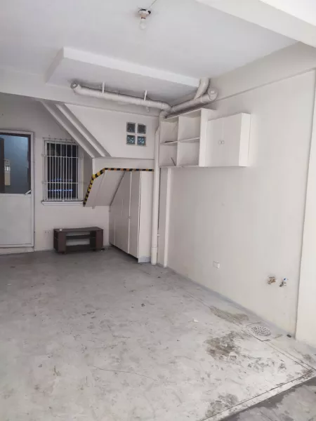 3 Storey Townhouse with 3Br and 2 Parking FOR LEASE in Kamagong St, Makati