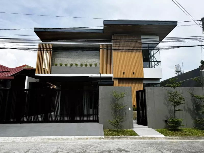 SPACIOUS MODERN SINGLE ATTACHED HOUSE AND LOT IN BF RESORT VILLAGE