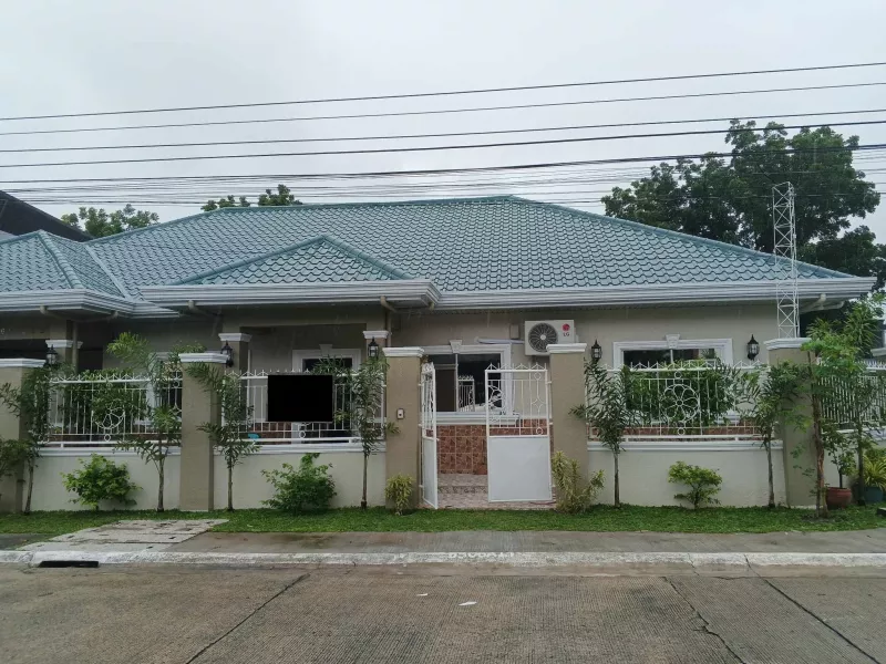 Splendid Bungalow House and lot for rent with 3 bedrooms near Marquee Mall