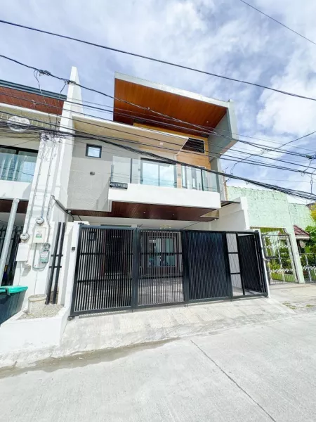 Spacious High Ceiling Living Area Brand New House and Lot For Sale Located in BF