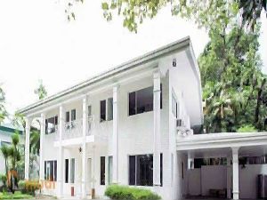 White Colonial Style House for Rent